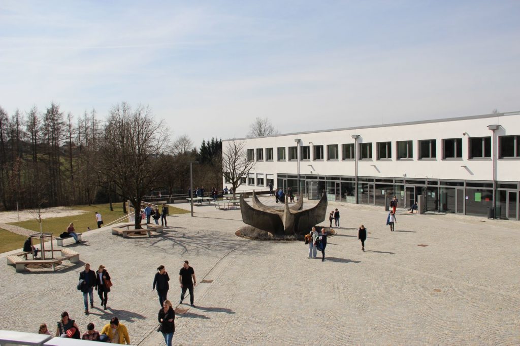Zum ersten Mal im frisch renovierten Gymnasium – das Gymnasium Untergriesbach öffnet seine Türen