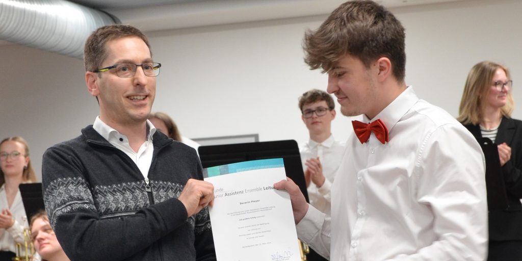 Severin Pleyer erhält das Diplom der Bayerischen Musikakademie Marktoberdorf