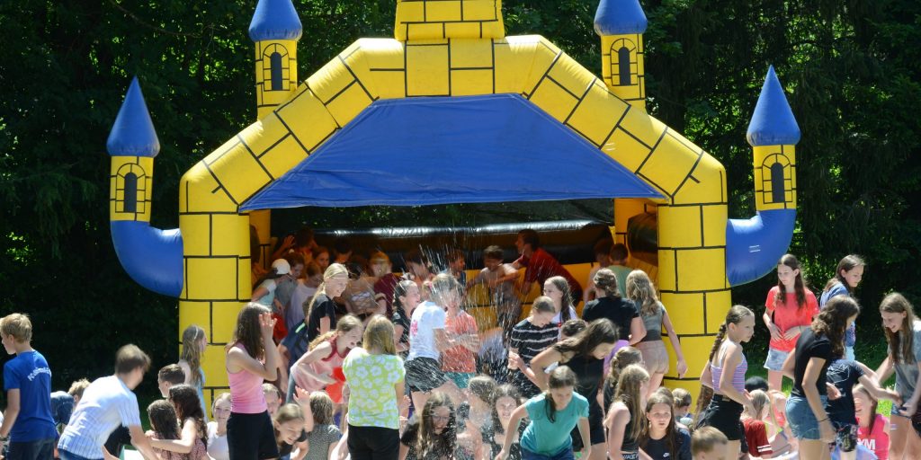 Abirella – Bald schlägts 13 -ein märchenhafter Abischerz mit Heuballenpool und Hüpfburg