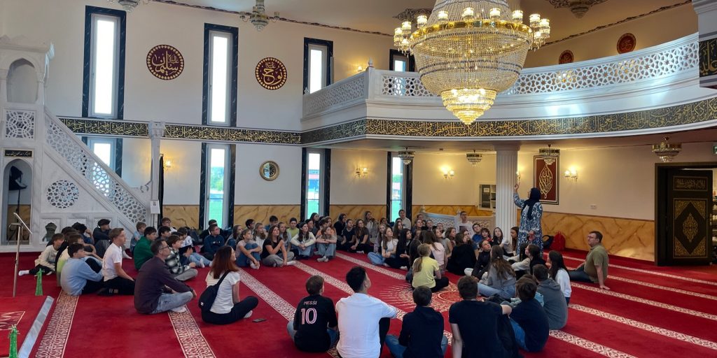 Neue Einblicke und mehr Verständnis – 7. Klasse  zu Besuch in der Deggendorfer Moschee