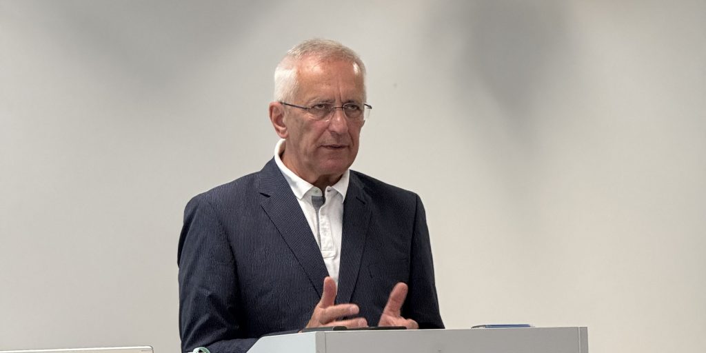 Ehemaliger Generalleutnant Johann Langenegger beleuchtet 