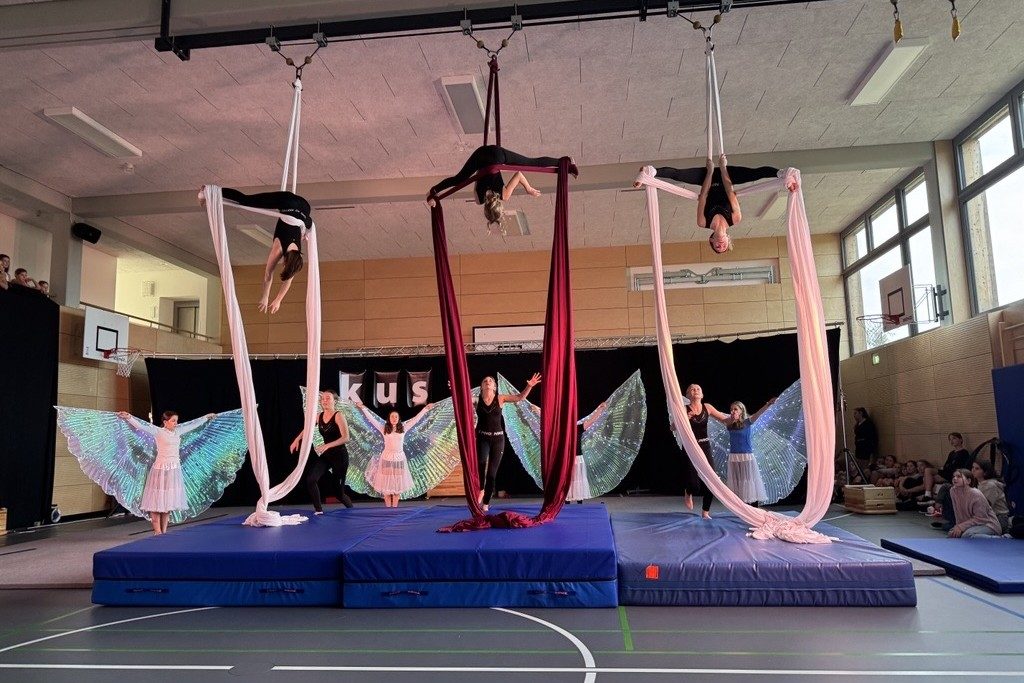 Weihnachtszauber im Zirkusformat – der Zirkus GUtopia verzauberte das Publikum am Gymnasium Untergriesbach