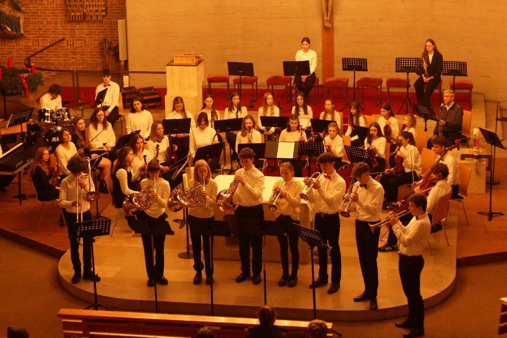 Weihnachtskonzert des Gymnasiums in der Kirche St. Vitus – Chöre und Musiker begeister­ten das Publikum