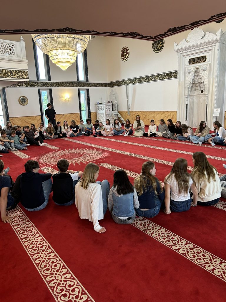 Religion hautnah erleben: 7. Klassen besuchen die Moschee in Deggendorf
